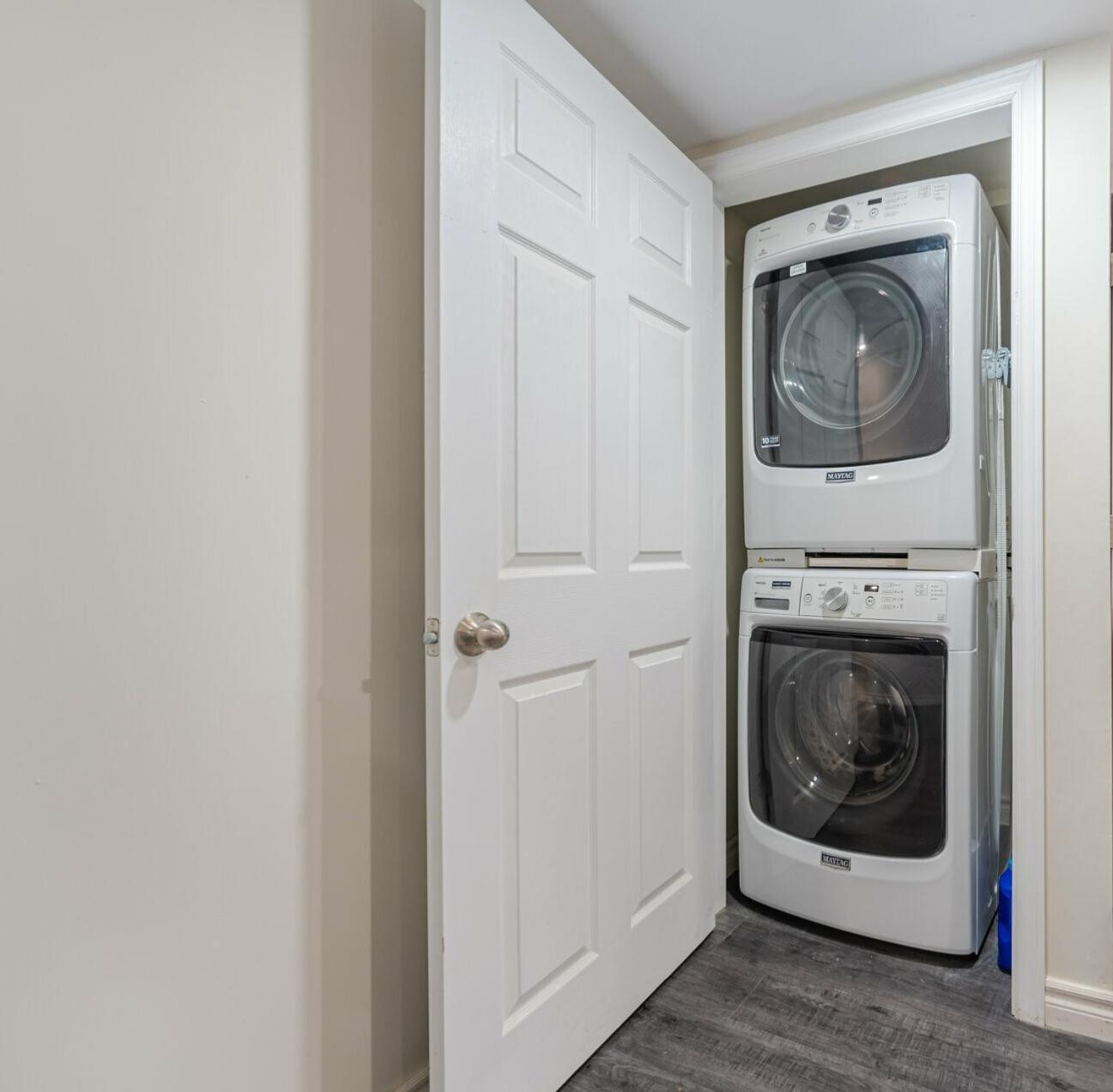 Private Basement Bedrooms In أوكفيل المظهر الخارجي الصورة